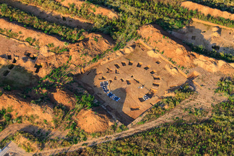 Fouilles archéologiques dans le nouveau parc industriel W II à Herxheim bei Landau dans le département Rhénanie-Palatinat, Allemagne depuis l'avion
