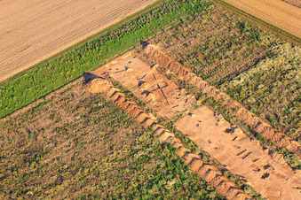 Fouilles archéologiques dans le nouveau parc industriel W II à Herxheim bei Landau dans le département Rhénanie-Palatinat, Allemagne vue du ciel