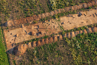 Image drone de Fouilles archéologiques dans le nouveau parc industriel W II à Herxheim bei Landau dans le département Rhénanie-Palatinat, Allemagne