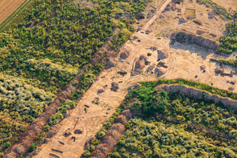 Fouilles archéologiques dans le nouveau parc industriel W II à Herxheim bei Landau dans le département Rhénanie-Palatinat, Allemagne d'un drone