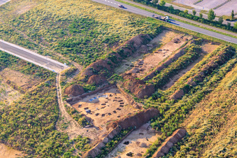 Vue oblique de Fouilles archéologiques dans le nouveau parc industriel W II à Herxheim bei Landau dans le département Rhénanie-Palatinat, Allemagne