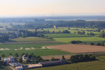 Vue aérienne de Atterrissage d'une montgolfière D-OTKA à Erlenbach bei Kandel dans le département Rhénanie-Palatinat, Allemagne