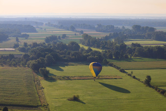 Vue aérienne de Atterrissage d'une montgolfière D-OTKA à Erlenbach bei Kandel dans le département Rhénanie-Palatinat, Allemagne