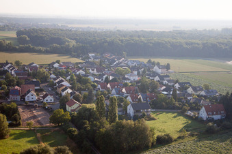 Vue aérienne de Du sud à Erlenbach bei Kandel dans le département Rhénanie-Palatinat, Allemagne
