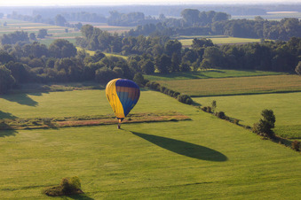 Photographie aérienne de Atterrissage d'une montgolfière D-OTKA à Erlenbach bei Kandel dans le département Rhénanie-Palatinat, Allemagne