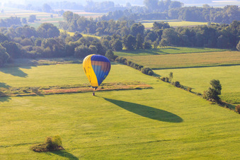 Vue oblique de Atterrissage d'une montgolfière D-OTKA à Erlenbach bei Kandel dans le département Rhénanie-Palatinat, Allemagne