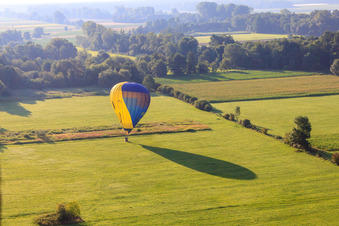 Atterrissage d'une montgolfière D-OTKA à Erlenbach bei Kandel dans le département Rhénanie-Palatinat, Allemagne d'en haut