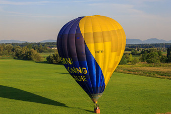 Atterrissage d'une montgolfière D-OTKA à Erlenbach bei Kandel dans le département Rhénanie-Palatinat, Allemagne vue d'en haut