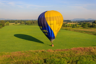 Atterrissage d'une montgolfière D-OTKA à Erlenbach bei Kandel dans le département Rhénanie-Palatinat, Allemagne depuis l'avion