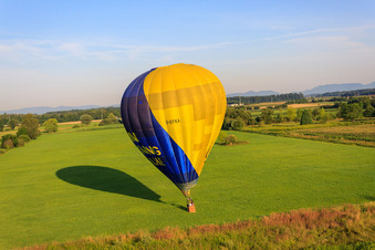 Atterrissage d'une montgolfière D-OTKA à Erlenbach bei Kandel dans le département Rhénanie-Palatinat, Allemagne vue du ciel