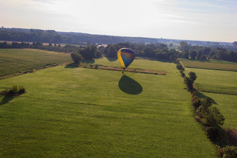 Enregistrement par drone de Atterrissage d'une montgolfière D-OTKA à Erlenbach bei Kandel dans le département Rhénanie-Palatinat, Allemagne