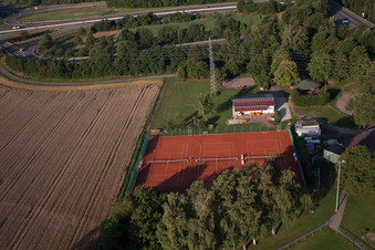 Vue aérienne de Club de tennis à Erlenbach bei Kandel dans le département Rhénanie-Palatinat, Allemagne
