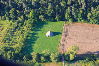Vue aérienne de Tipi indien dans l'Erlenbachtal à Kandel dans le département Rhénanie-Palatinat, Allemagne
