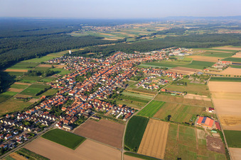 Vue aérienne de Vue d'ensemble de la ville depuis le nord-est à Hatzenbühl dans le département Rhénanie-Palatinat, Allemagne