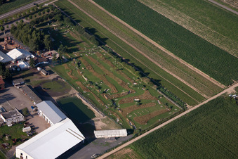 Photographie aérienne de Tente du restaurant en plein air Adamshof et du parcours de footgolf Kandel à Kandel dans le département Rhénanie-Palatinat, Allemagne