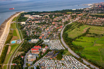 Vue aérienne de Rangées de chaises longues sur la plage de sable jusqu'au Kugelbake dans la zone côtière de la mer du Nord avec les campings Wattenlöper et Nordsee au premier plan à le quartier Duhnen in Cuxhaven dans le département Basse-Saxe, Allemagne