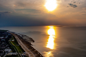 Vue aérienne de Sur la mer du Nord au coucher du soleil à le quartier Döse in Cuxhaven dans le département Basse-Saxe, Allemagne