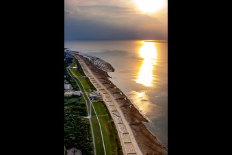 Vue aérienne de Coucher de soleil sur le paysage de plage de la mer du Nord à le quartier Döse in Cuxhaven dans le département Basse-Saxe, Allemagne