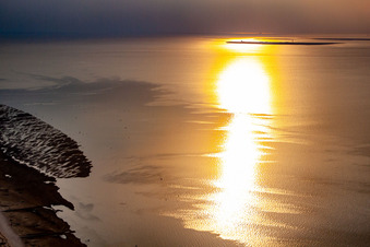 Vue aérienne de Coucher de soleil sur le paysage de plage de la mer du Nord à le quartier Döse in Cuxhaven dans le département Basse-Saxe, Allemagne
