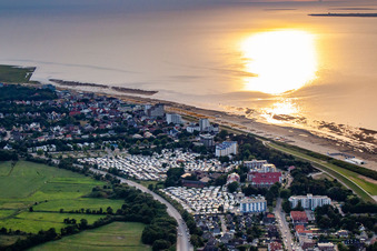 Vue aérienne de Campings sur la mer du Nord au coucher du soleil à le quartier Duhnen in Cuxhaven dans le département Basse-Saxe, Allemagne