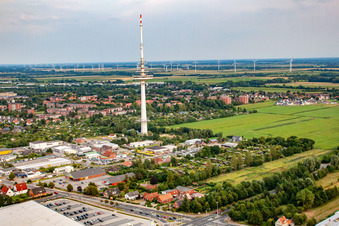 Vue aérienne de Tour de télécommunication et tour de télévision Friedrich-Clemens-Gerke-Turm à le quartier Süder- und Westerwisch in Cuxhaven dans le département Basse-Saxe, Allemagne