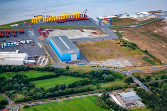 Vue aérienne de Installations portuaires sur la côte maritime de Cuxport GmbH pour éoliennes offshore à Cuxhaven dans le département Basse-Saxe, Allemagne