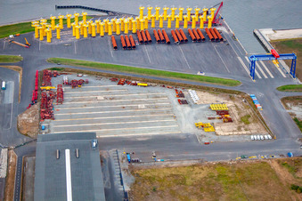 Vue aérienne de Installations portuaires sur la côte maritime de Cuxport GmbH pour éoliennes offshore à Cuxhaven dans le département Basse-Saxe, Allemagne