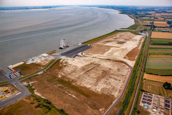 Photographie aérienne de Installations portuaires sur la côte maritime de Cuxport GmbH pour éoliennes offshore à Cuxhaven dans le département Basse-Saxe, Allemagne