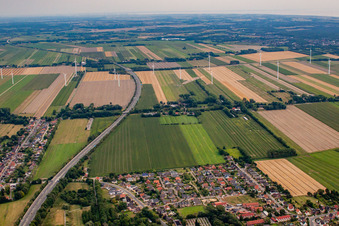 Vue aérienne de Parc éolien vu du nord à le quartier Altenbruch-Westerende in Cuxhaven dans le département Basse-Saxe, Allemagne