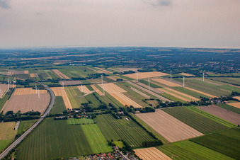 Vue aérienne de Parc éolien vu du nord à le quartier Altenbruch-Westerende in Cuxhaven dans le département Basse-Saxe, Allemagne