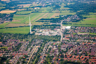 Vue aérienne de Une zone industrielle de Querkamp vue de l'est à le quartier Süder- und Westerwisch in Cuxhaven dans le département Basse-Saxe, Allemagne