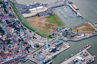 Vue aérienne de Tour de transmission de l'Autorité des voies navigables et de la navigation sur la rue Voltmanskaya à Cuxhaven dans le département Basse-Saxe, Allemagne