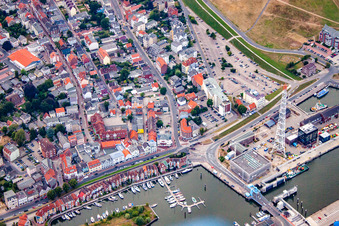 Vue aérienne de Ancien port de pêche à Cuxhaven dans le département Basse-Saxe, Allemagne