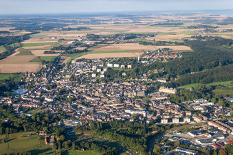 Vue aérienne de Vue de la ville du centre-ville en Normandie à Eu dans le département Seine-Maritime, France