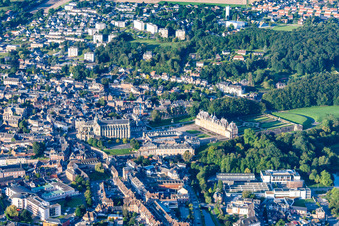 Vue aérienne de Parc du château Eu en Normandie à Eu dans le département Seine-Maritime, France
