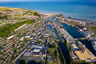Vue aérienne de Le port avant à le quartier Treport Moderne in Le Tréport dans le département Seine-Maritime, France