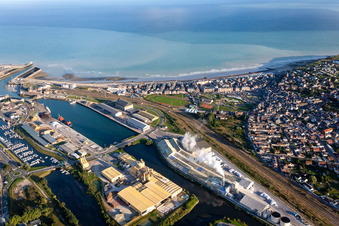 Vue aérienne de Le port avant à le quartier Treport Moderne in Le Tréport dans le département Seine-Maritime, France