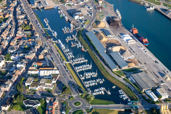 Vue aérienne de Marina à le quartier Treport Moderne in Le Tréport dans le département Seine-Maritime, France