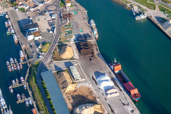 Vue aérienne de Quai S à le quartier Treport Moderne in Le Tréport dans le département Seine-Maritime, France