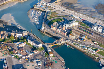 Vue aérienne de Canal d'Eu à la Mer à le quartier Treport Moderne in Le Tréport dans le département Seine-Maritime, France