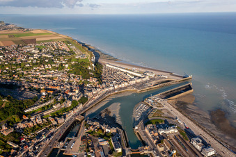 Vue aérienne de Le port avant à le quartier Basse Ville in Le Tréport dans le département Seine-Maritime, France