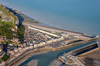 Vue aérienne de Le port avant à le quartier Basse Ville in Le Tréport dans le département Seine-Maritime, France