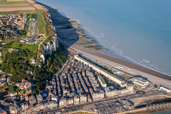Vue aérienne de Casino JOA à le quartier Basse Ville in Le Tréport dans le département Seine-Maritime, France