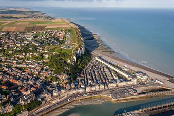 Vue aérienne de Casino JOA à le quartier Basse Ville in Le Tréport dans le département Seine-Maritime, France