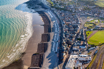 Vue aérienne de Vue du littoral maritime Mers-les-Bains en Nord-Pas-de-Calais Picardie à Mers-les-Bains dans le département Somme, France