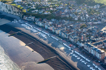Vue aérienne de Paysage de plage de sable sur la côte de la Manche à Mers les Bains à Mers-les-Bains dans le département Somme, France