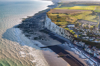 Vue aérienne de Falaises à Mers-les-Bains dans le département Somme, France