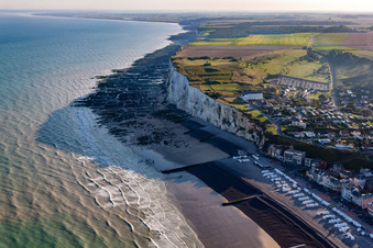 Vue aérienne de Falaises à Mers-les-Bains dans le département Somme, France