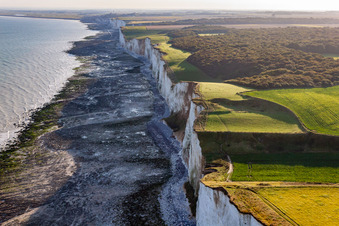 Vue aérienne de Paysage côtier sur les falaises rocheuses de la Manche à Mers-les-Bains dans le département Somme, France
