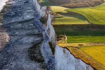 Vue aérienne de Falaise à Mers-les-Bains dans le département Somme, France